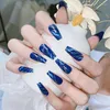 Unhas falsas usando peças de maquiagem de unhas moda sentido azul chama padrão de mármore wearable remendo falso