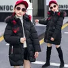 Giubbotti 2023 Big Size Winter Keep Warm Girls Jacket 5 colori Cartoon Heart Pattern collo di pelliccia staccabile cappotto con cappuccio spesso per bambini