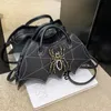 Novel Bat Wing Shoulder Bag Devil Pu Leather Spider Web Crossbody Handväskor för kvinnor Halloween Purse Kvinna