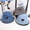 2023 Nuovo cappello a tesa piccola cappello da pescatore a triangolo invertito di alta qualità piccolo cappello in denim con lettera di tendenza della moda.