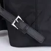 Mode NewMänner und Frauen Rucksack Qualität Designer Tasche Reisetasche Qualität Nylon Leder Dreieck Metall Logo Büchertasche Reisetasche