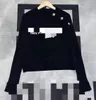 1017 2023 Autumn Märke samma stil kvinnliga tröjor Crews Neck Black Pullover Långärmad kvinnors kläder Fashion Fengjie6