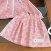 Nieuwe herfstset voor baby Frisse en mooie meisjespakjes maat 110-160 Jas met capuchon, ritssluiting en rok met logoprint Oct20