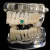 Żółte białe złoto plisowane grille dentystyczne zielone kamienie serce grillz szelki wampir zęby hip hop osobowość kobiety biżuteria