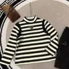 Брендовые платья для девочек, костюмы для малышей, комплект из двух предметов, размер 100–150, вязаные свитера в черно-белую полоску и короткие юбки, 20 октября.