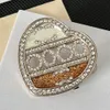 Broches de haute qualité broche femmes Designer marque lettre broches perle cristal plaqué or Sier cuivre femme accessoires pour le dîner