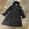 Monalers de mujer Diseñador Mujer Trench Chaquetas Abrigos Con capucha Cintura Transpirable Ropa de protección solar Brazaletes bordados Cortavientos