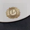 Broche de design de girassóis feminino, broche de cristal completo com letras em strass, pino de terno, joias da moda, acessórios de decoração de roupas