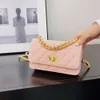 Bolsos de diseño para mujer Bolso popular de sensación de alta gama para mujeres en primavera y verano 2023 Nuevos embragues de noche de hombro cuadrados pequeños y versátiles con cadena Lingge