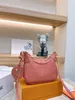 2023 Show Pea Bag präglad underarm Bag axelväska Lyxig kvinnors handväska präglad crossbody väska