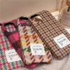 Mobiele telefoon hoesjes Koreaanse stijlvolle Houndstooth Winter Warm Case voor iPhone 15 14 13 12 Pro Max 11 Dames Wollen schokbestendige zachte achterkant 231021