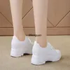 Buty Ukryte obcasy Białe kobiety Sprężyna oddychająca Siatkowa Platforma Sneakery buty powierzchniowe grube dolne obuwie okrągły głowica 231020
