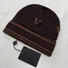 格子縞のデザイナービーニーデザイナー帽子編みボンネット冬の帽子秋のサーマルスカルキャップスキー旅行クラシックラグジュアリービーニーブラウンブラックグレーキープウォーム331s
