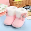 Första vandrare födda baby flickor pojkar mjuka stövlar solida pompom snöstövlar spädbarn småbarn värmande skor mode bekväm 231020