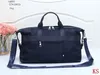 57 cm Mode Duffle Sac Bleu Noir Nylon Sacs De Voyage Hommes Poignée Bagages Gentleman Femmes Affaires Fourre-Tout Avec Bandoulière Louange pour filles garçons TMbackpacks