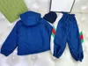 Chándales de lujo para niños Conjunto de cuatro piezas de invierno para bebés Tamaño 100-160 Chaqueta con capucha Suéter de cuello redondo Gorro de punto y pantalones deportivos 20 de octubre