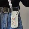 Mobiltelefonfodral koreanska söta blommorbjörnar öron crossbody lanyard fodral för iPhone 15 14 13 12 11 pro max x xr 7 8 plus remssacksäker mjuk täckning 231021