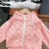 Nieuwe herfstset voor baby Frisse en mooie meisjespakjes maat 110-160 Jas met capuchon, ritssluiting en rok met logoprint Oct20