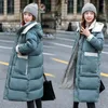 Women's Down Cotton Padded Jacket Kvinnor Vinter 2023 Huva Löst mitten av längd Tjockfickan Plaid Färg Matchande Fashion Coat M380