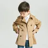 Jackor Tench Coat Boy Girl Clothes Windproof Jacket British Double Breasted Windbreaker Turn-Down Collar Belt Belt Kids Outwear 231020