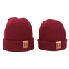 Autunno Inverno Cappelli a cuffia per genitore-figlio Classico berretto per madre-bambino lavorato a maglia Etichetta in pelle tinta unita Colore puro Mantieni caldi cappelli a maglia Rosa Rosso Beige Nero Grigio Giallo