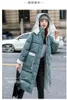Women's Down Cotton Padded Jacket Kvinnor Vinter 2023 Huva Löst mitten av längd Tjockfickan Plaid Färg Matchande Fashion Coat M380