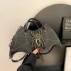 Novel Bat Wing Shoulder Bag Devil Pu Leather Spider Web Crossbody Handväskor för kvinnor Halloween Purse Kvinna