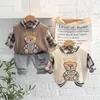 Pullover Kinder Designer Kleidung Plaid Kragen Bär Pullover Baby Jungen Pullover Strickwaren Jumper Gefälschte zwei Stücke Kinder Mantel Q231021