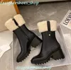 Kvinnor Betty PVC-stövlar Beeled Fur High Heels Knee High Tall Rain Boot Waterproof Welly Rubber Sules Platform Shoes Outdoor Rainshoes Luxury Designer Factory Shoes