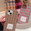 Mobiele telefoon hoesjes Koreaanse stijlvolle Houndstooth Winter Warm Case voor iPhone 15 14 13 12 Pro Max 11 Dames Wollen schokbestendige zachte achterkant 231021