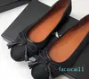 Chaussures habillées Europe et Amérique Slip sur la tête ronde peu profonde pour femmes Bowknot Lefu Cover Foot Mocassins