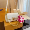 2024 Ny lyxdesign Kvinnor Fashion Classic Handbag Strawberry Milk Cloud Bag Metal Snap On Fashion Casual Shoulder Crossbody Bag