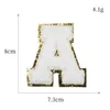 Uppfattningar Chenille -bokstäver med guldglittare syr på varsity Initial White Iron Alphabet -applikationer för lagdräktdekoration Drop D