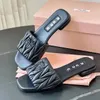 Sıradan Sandalet Lüks Yaz Deri Slaytlar Kadın Ayakkabı Adam Tasarımcı Slayt Ev Düz Kauçuk Sole 35-40 Tozlu Tuzlu Torba Havuzu