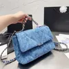 Design Blue Denim 19 sacs de camélia de la série Blue Denim 19 avec Silver Metal Hardware Turn Lock Braceltl Handle Handle Taps Crossbody Bodor Sac à main 26cm