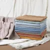 毛布の幼児のスワドルは、赤ちゃんの柔らかい通気性バスタオルドロップのための綿モスリンの毛布を包む
