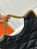 Stilvolle Umhängetasche aus Leder mit Kettenhenkel und zusammenklappbarem Oberteil gepaart mit einem abnehmbaren Riemen.#3059