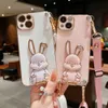 Capas de telefone celular Rabbit Bracket Crossbody Lanyard Case para iPhone 14 13 12 11 Pro Max X XR XS 7 8 Plus SE2 Mini Plating Stand Silicon Cover 231021