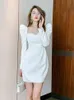 Robes décontractées de base pour femmes Mode Sexy Femmes Robes Blanc Solide Satin Diamant Slim Robe Col Carré Bouffée À Manches Longues Mini Bureau Vêtements De Rue 2024