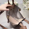 2024 Designer Hammock Tote Bag Factory Clearance Hot grossist stor kapacitet axel på handhållen oregelbunden lapptäcke crossbody messenger väska lyx