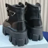 Monolith-Stiefeletten aus Leder und Nylon 1T260N Futter aus Schaffell. Logo auf der Zunge gedruckt. Damenstiefel, Designerstiefel, Winterstiefel, Markenstiefel, modische Martin-Stiefel