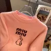 Miumius T-shirt Designer Luxe Modieus Dames Konijn Letter Gebreid Korte mouwen Voor Dames Lente en zomer Nieuw Design Sense Niche Dunne onderkant Top