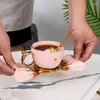 Muggar kaffekopp med sked på eftermiddagste kontor högkvalitativt utsökt mjölkfjäril keramik och fat set phnom penh