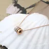 collana di design Catena con osso di chiusura in acciaio al titanio e oro rosa minimalista e alla moda, vita piccola, tre file di collana con ciondolo con diamanti color fango, regali di selezione per donna