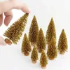 24pcs Yapay Mini Noel Ağaçları, Ahşap Biberon Şişe Fırça Ağaçları ile Sisal Ağaçları Yükseltme Noel Masası Üst Dekor Kış Zanaat Süsleri Yeşil