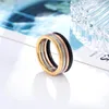 Pierścienie klastrowe Przyjazd Piękne cztery kolory w jednej pierścieniu z kształtu biegu stali nierdzewnej Wysokiej jakości biżuteria dla kobiet prezenty świąteczne