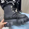 Scarpe da donna europee in pelliccia Stivali Martin con suola piattaforma Stivaletti in pelle di vacchetta Stivali da neve caldi in lana d'agnello invernali