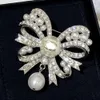 Brand Letter Designer Jewelry Brooches Pins Brooch Women Men Couples Luxury Crystal Pearl Copper Suit Laple Pin Metal Fashion Jewelry Accessories