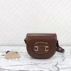 Designväskor 5a lyxiga axelpåsar designer crossbody väskor kvinnors underarmsäckar avslappnade messenger väskor kvinnor plånbok halv rund koppling väskor läder sadel väska dam