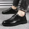 Chaussures habillées en cuir à talons hauts pour hommes automne style britannique 2023 mariage marié noir décontracté